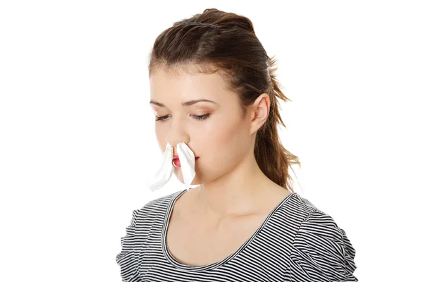 Adolescente Donna Con Tessuto Nel Naso Isolata Sfondo Bianco — Foto Stock