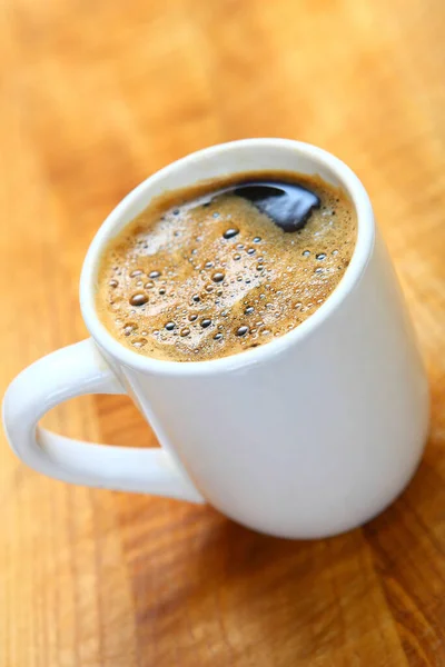 Una Tazza Caffè Nero Con Biscotti Allo Zenzero — Foto Stock