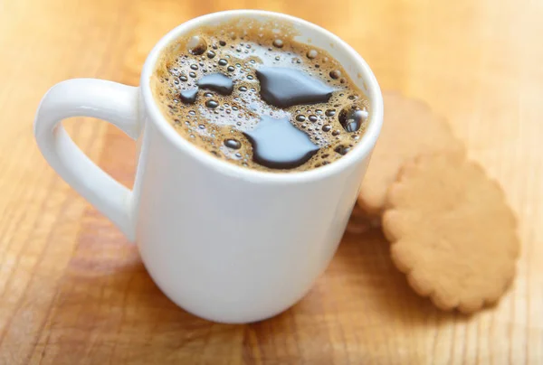 Uma Xícara Café Preto Com Biscoitos Gengibre — Fotografia de Stock