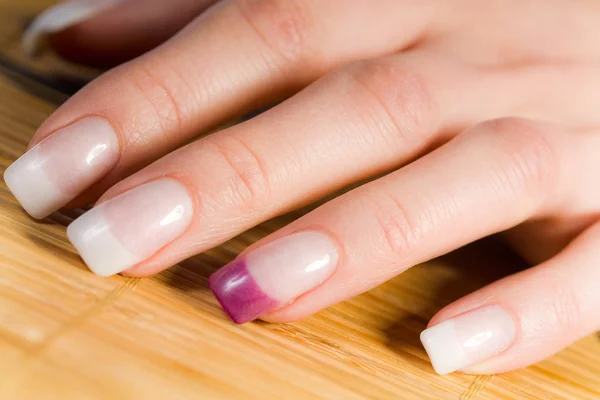 Ongles Propres Colorés Féminins Blanc Violet — Photo