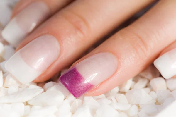 Fêmea Colorido Dedo Limpo Unhas Branco Roxo — Fotografia de Stock