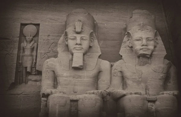 Dos Las Cuatro Estatuas Sentadas Ramesses Abu Simbel Egipto Oriente — Foto de Stock