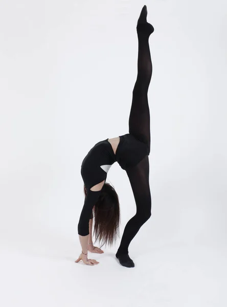 Mladý Gymnastka Černošky Cvičení Studiu — Stock fotografie