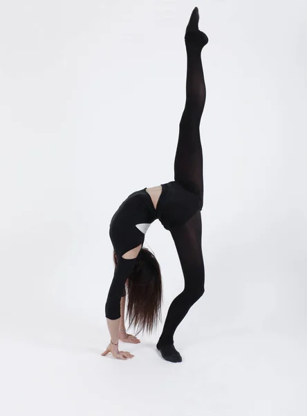 Jeune Gymnaste Noir Pratiquant Studio — Photo