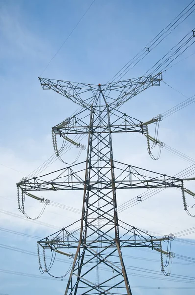 Передавальна Вежа Несе Високовольтні Електричні Лінії Стоїть Фоні Блакитного Неба — стокове фото