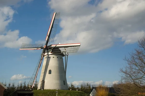 Väderkvarn Liten Holländsk Stad Blå Himmel — Stockfoto