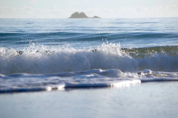 Eine Schöne Strandszene Mit Wellen Die Den Sand Eindringen Und — Stockfoto