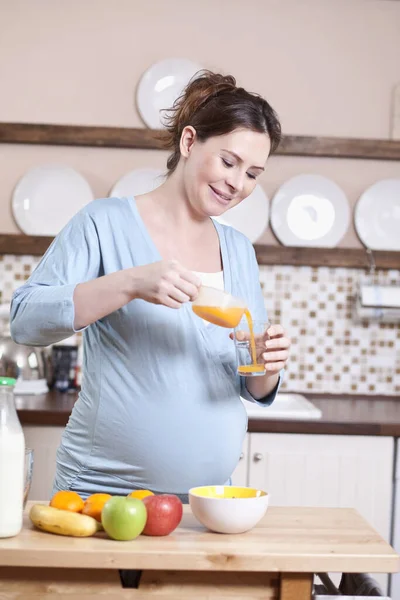 Kobieta Ciąży Kuchni — Zdjęcie stockowe