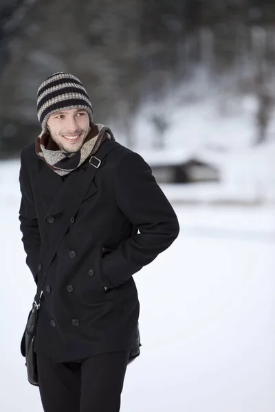 Kışın Genç Bir Adamın Portresi — Stok fotoğraf