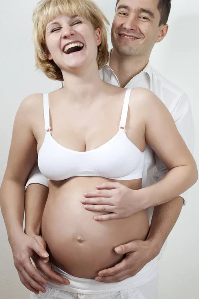 Ung Gravid Kvinna Och Man Studio — Stockfoto