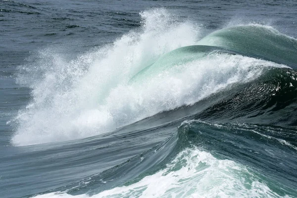 澳大利亚海岸前的波浪波折 — 图库照片
