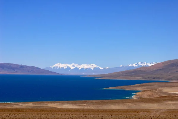 Paisaje Lago Azul Montañas Cubiertas Nieve Las Tierras Altas Del —  Fotos de Stock