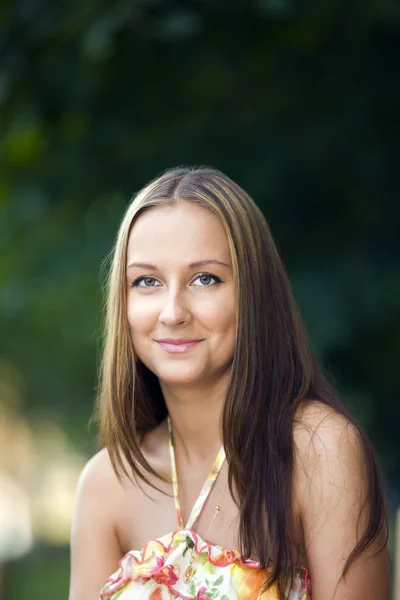 Junge Schöne Frau Der Natur Hintergrund — Stockfoto