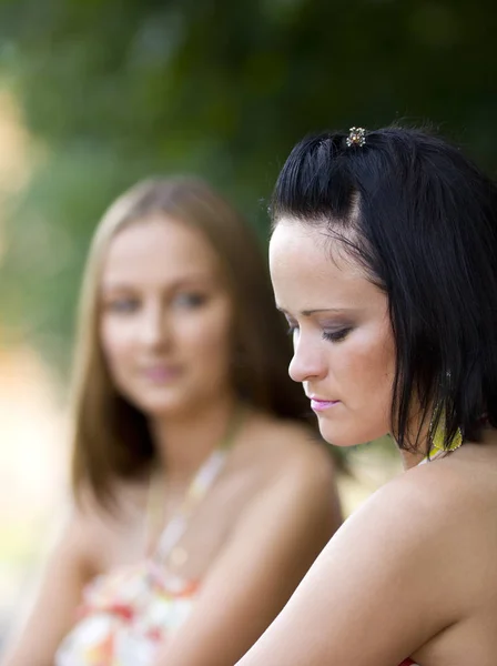 Due Ragazze Nel Parco Parlano — Foto Stock