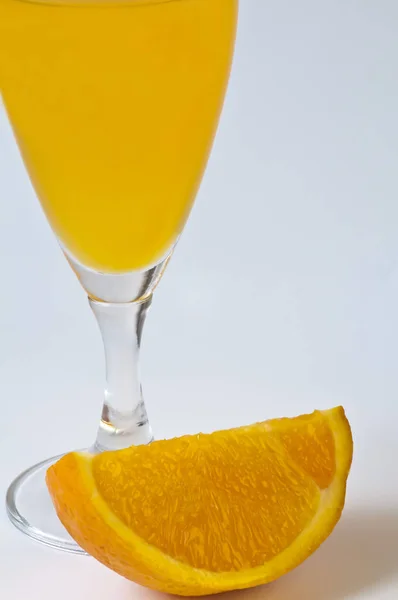 Jus Orange Avec Tranches Citron Sur Fond Blanc — Photo
