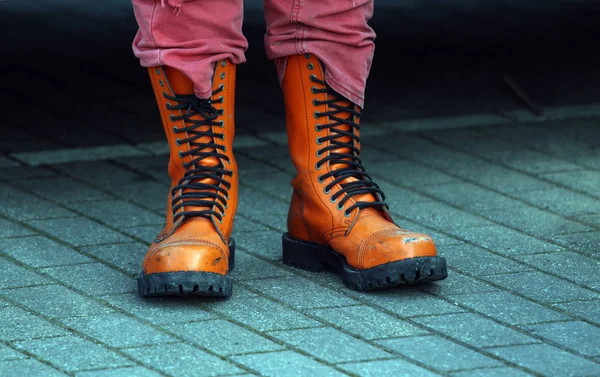 Gros Plan Des Pieds Homme Vêtu Une Veste Cuir Noir — Photo