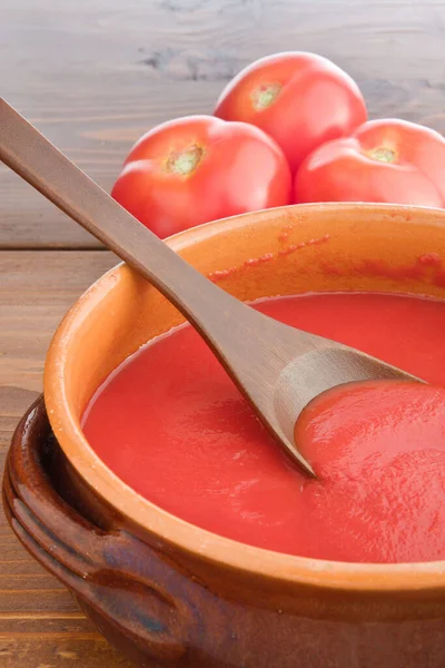 Salsa Fresca Tomate Crudo Una Olla Terracota Sobre Una Mesa —  Fotos de Stock