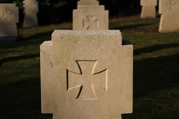 Надгробие Крестом Кладбище — стоковое фото