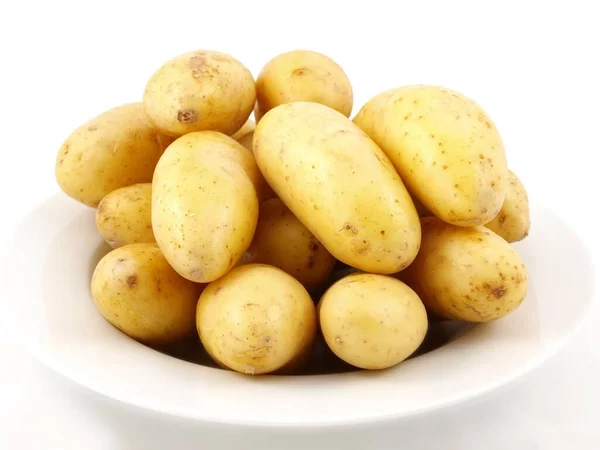 Batatas Com Casca Placa Branca Direção Fundo Branco — Fotografia de Stock