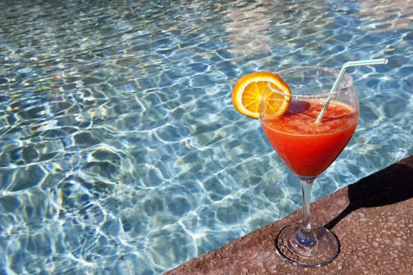 Cocktail Met Een Schijfje Sinaasappel Bij Het Zwembad — Stockfoto