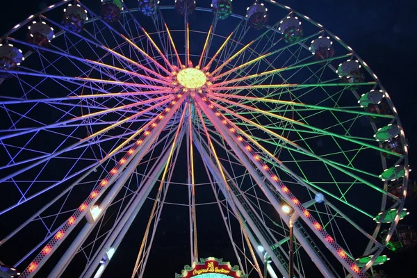 Pariserhjul Karusell Nöjespark — Stockfoto