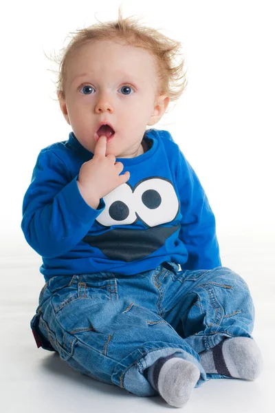 Χαρούμενο Χαριτωμένο Μωρό Κάθεται Ένα Λευκό Φόντο Δάχτυλο Στο Στόμα — Φωτογραφία Αρχείου
