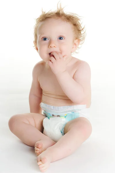 Beyaz Zeminde Oynayan Bezli Tatlı Bebek — Stok fotoğraf