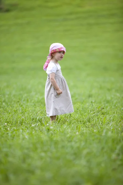 Fille Dans Prairie — Photo