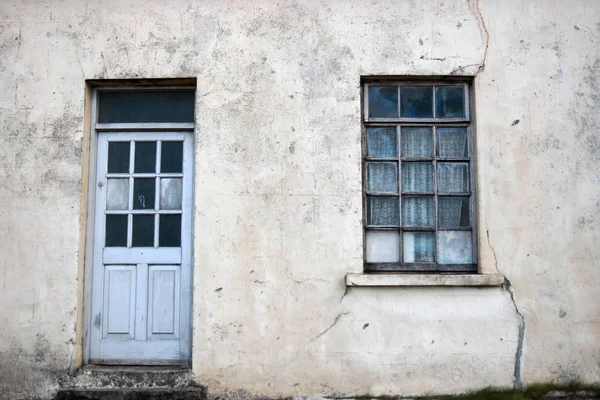 Egy Öreg Rothadó Ház Bejárati Ajtó Ablak Írországban — Stock Fotó