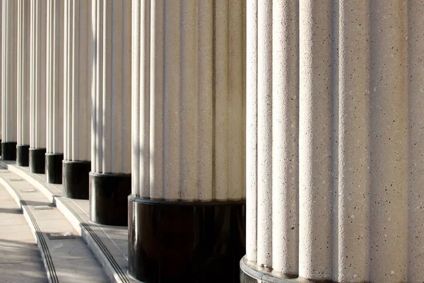 Πυλώνες Στο Δικαστικό Μέγαρο Στο Κέντρο — Φωτογραφία Αρχείου