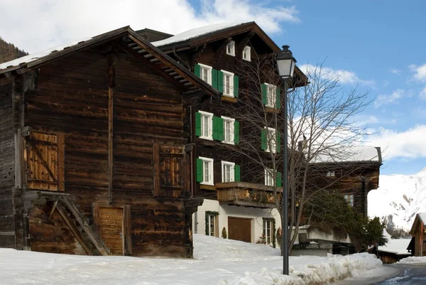 Uma Grande Casa Celeiro Uma Pequena Aldeia Alpina Suíça — Fotografia de Stock