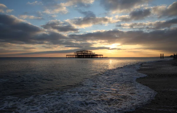 Brighton West Piren Solnedgången Gammal Förfallen Metall Konstruktion Havet Med — Stockfoto