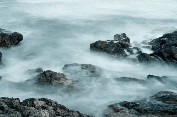 Zacht Dampend Water Rotsen Aan Zee — Stockfoto