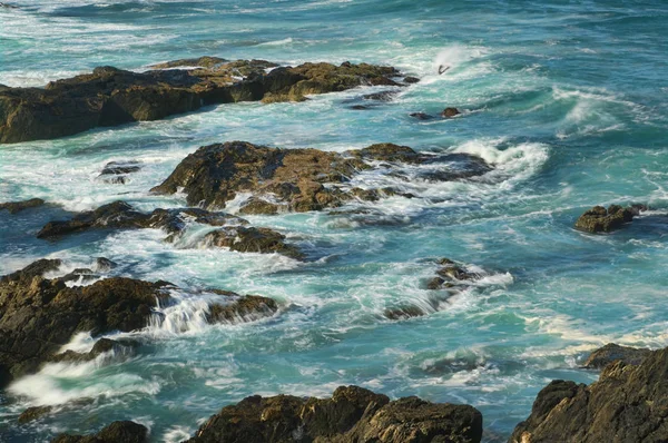 巨大的浪涌上岩石的景象 — 图库照片