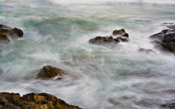 Gran Imagen Olas Suaves Del Océano Sobre Rocas —  Fotos de Stock