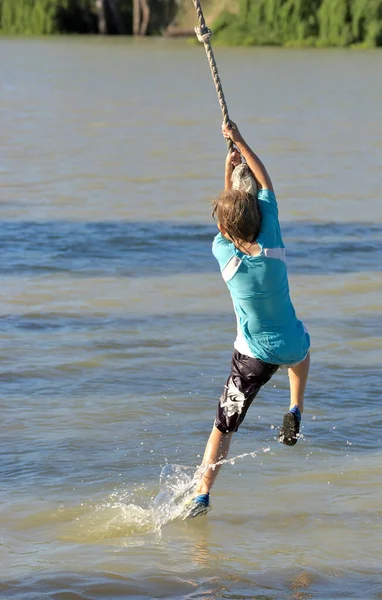Chico Joven Balancea Sobre Una Cuerda Río — Foto de Stock