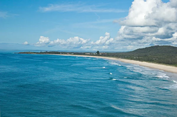 Довгий Вигнутий Пляж Тропічної Берегової Лінії — стокове фото