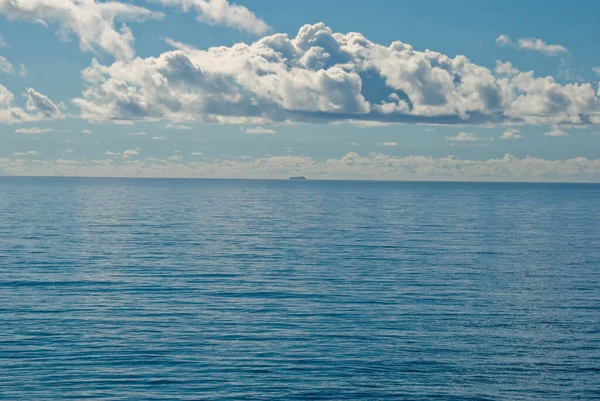 Ein Entferntes Schiff Auf Dem Flachen Und Ruhigen Tiefblauen Tropischen — Stockfoto