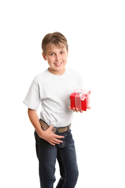 Ένα Αγόρι Κρατάει Ένα Απλό Δώρο Δεμένο Ασημένια Κορδέλα — Φωτογραφία Αρχείου