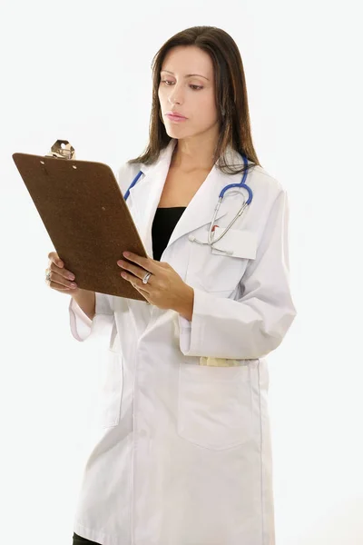 魅力的な女性医師は 医療用クリップボードを保持し — ストック写真