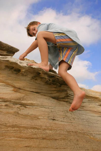 Kind Klettert Über Küstenfelsen — Stockfoto