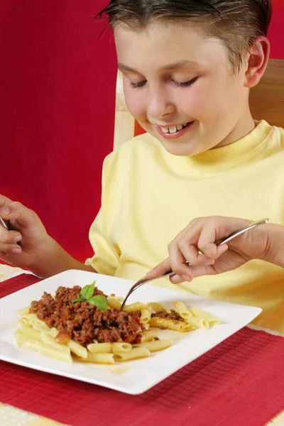 Uma Criança Comendo Uma Refeição Massa — Fotografia de Stock