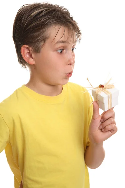 Pojke Med Ett Litet Paket Bundet Med Raffia — Stockfoto