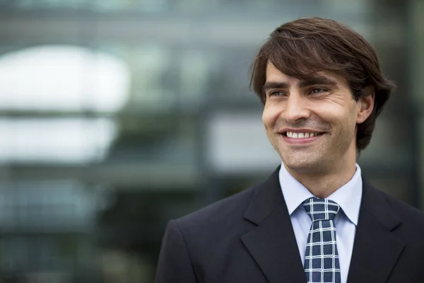 Porträt Eines Lächelnden Geschäftsmannes Vor Städtischem Hintergrund — Stockfoto