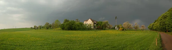 Paysage Printanier Inondé Lumière Avec Ferme — Photo