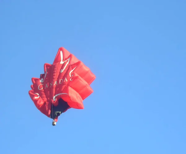 Μπαλόνι Θερμού Αέρα Σχήματος Φύλλο Σφενδάμου Σύμβολο Του Καναδά Φεστιβάλ — Φωτογραφία Αρχείου