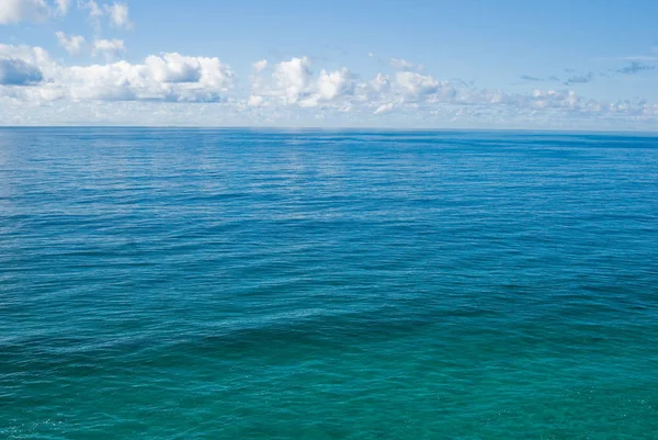 Den Platta Och Lugna Djupblå Tropiska Havet — Stockfoto