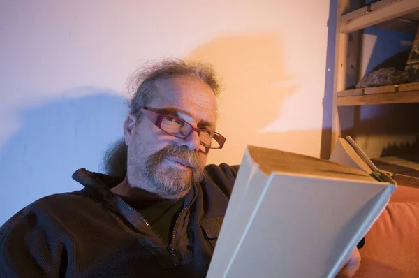 Homem Idoso Com Barba Óculos Livro Enquanto Sofá Casa — Fotografia de Stock