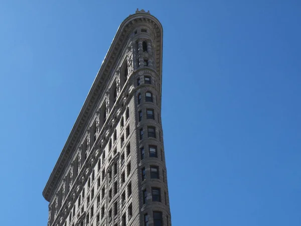 鉄のように見えるとマンハッタンの有名な超高層ビル — ストック写真
