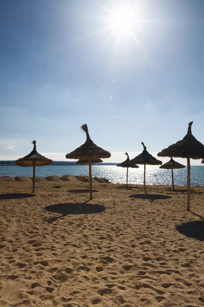 Plaj Şemsiyeli Boş Sahil Mallorka Balkulak Adaları Spanya — Stok fotoğraf